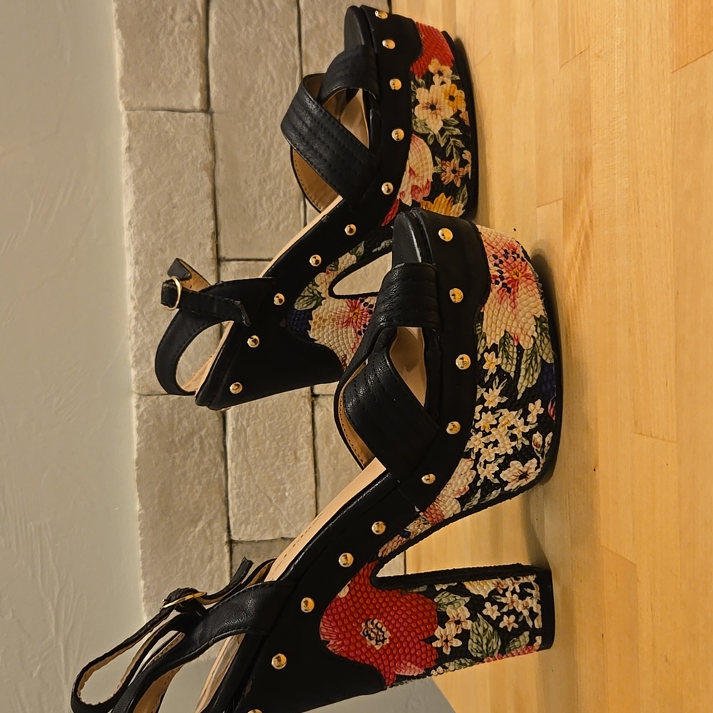 Chase + Chloe Floral Platform Heels - Picture 5 of 10